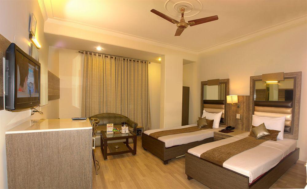 The Suncourt Hotel Yatri Delhi  Exterior foto